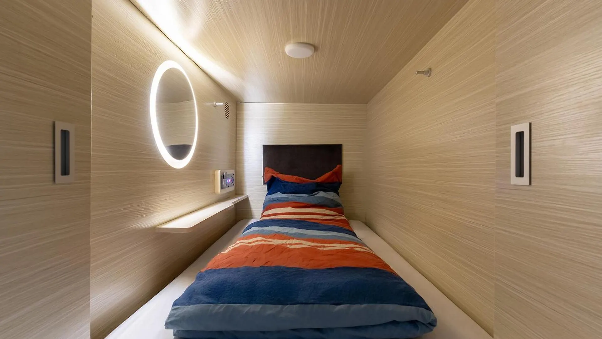 Mue Cubes - Capsule Hotel Bazylea 0*,  Szwajcaria