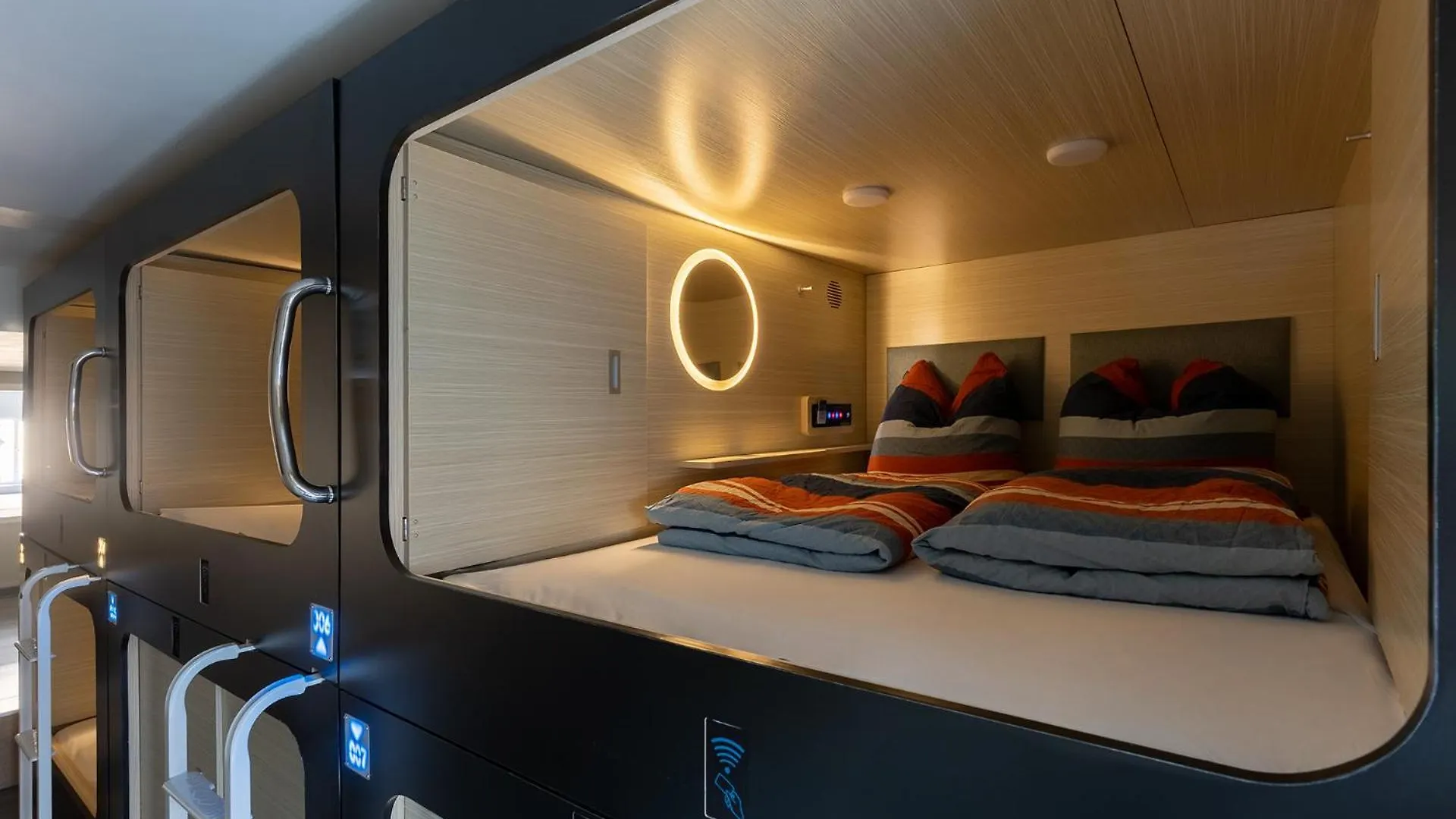 Mue Cubes - Capsule Hotel Bazylea 0*,  Szwajcaria