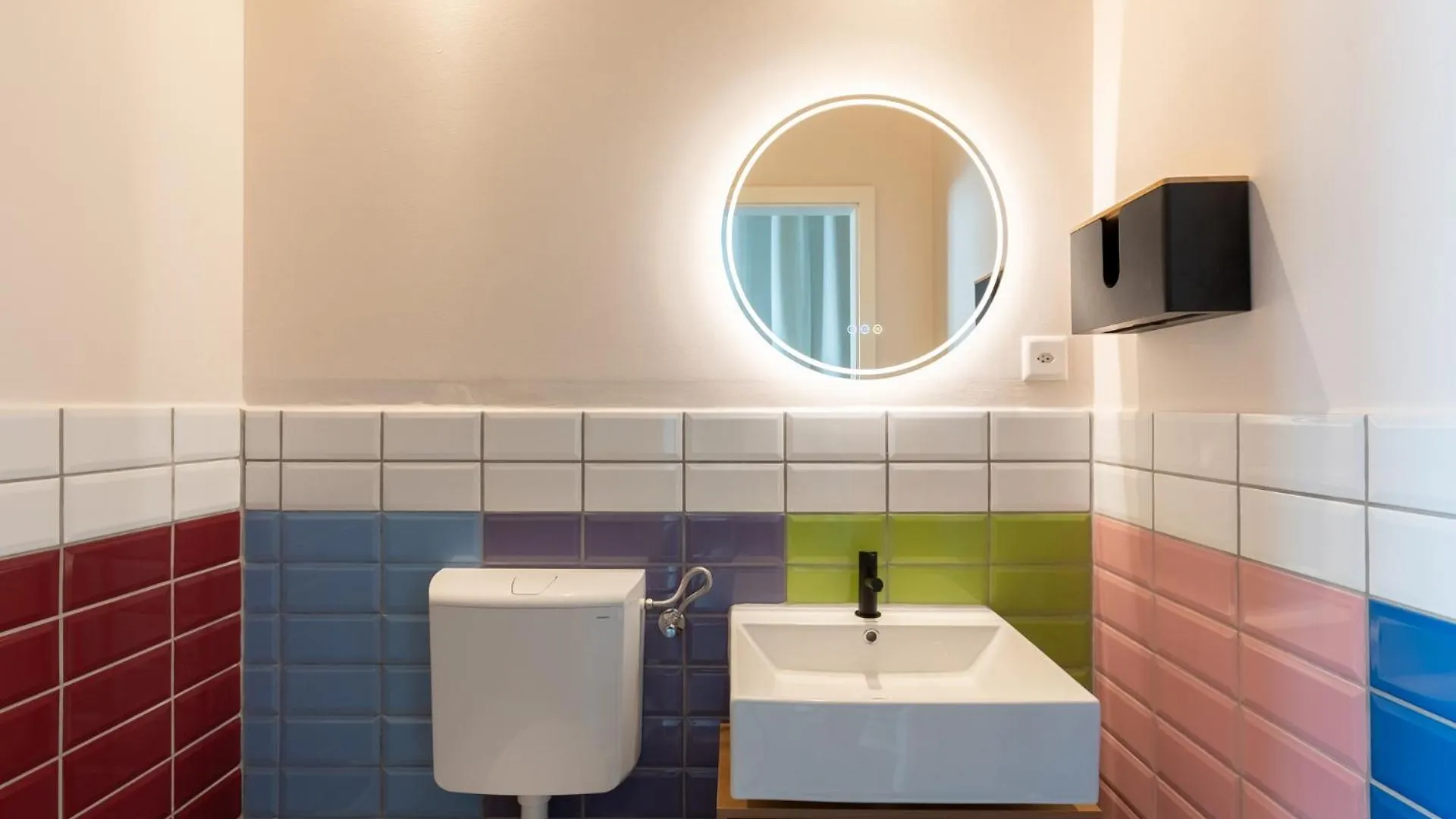Mue Cubes - Capsule Hotel Bazylea 0*,  Szwajcaria