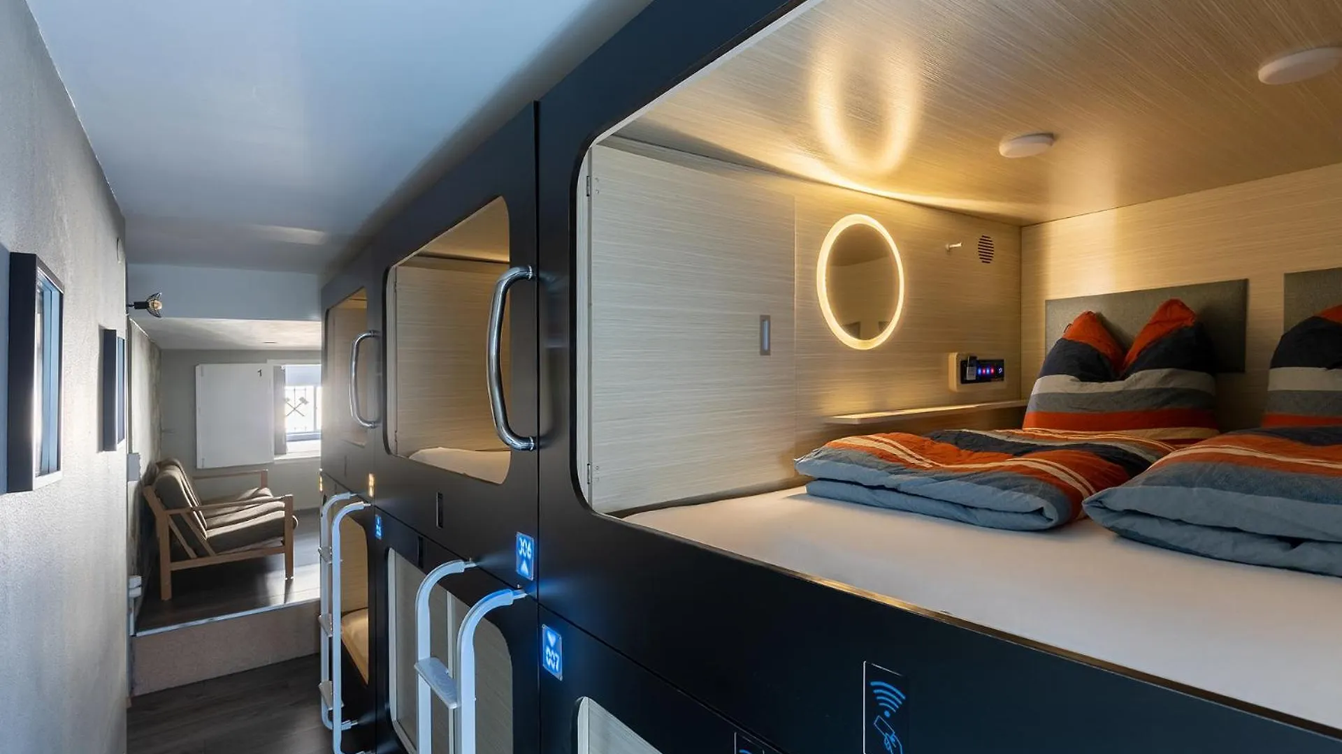 Mue Cubes - Capsule Hotel Basel 0*,