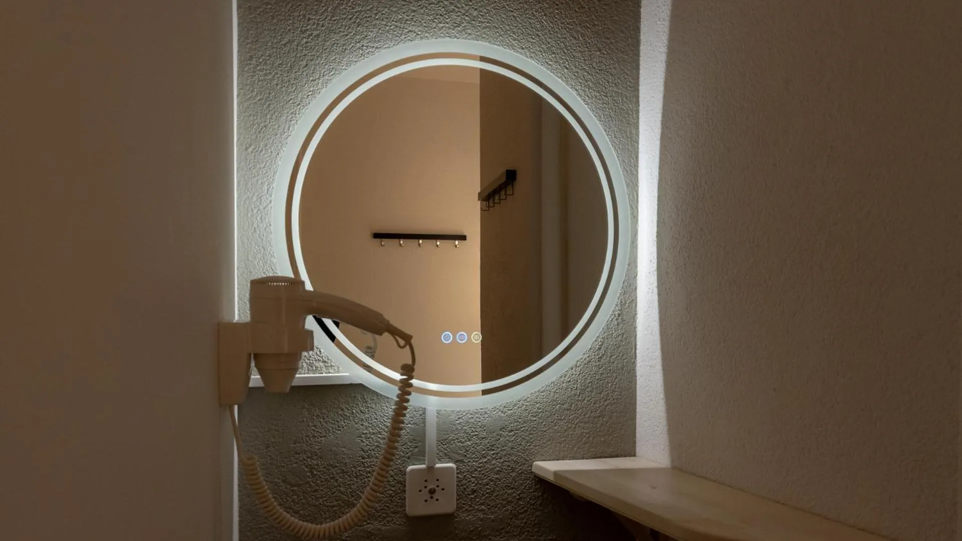 Mue Cubes - Capsule Hotel Basel 0*,  Schweiz