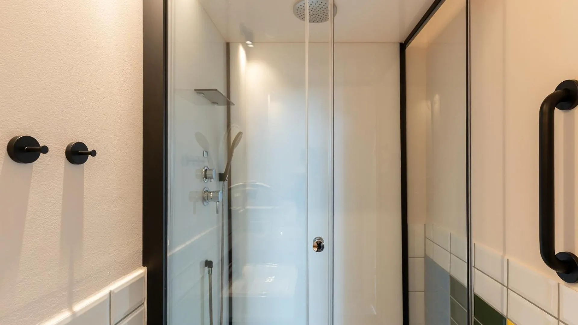 Mue Cubes - Capsule Hotel Basel 0*,
