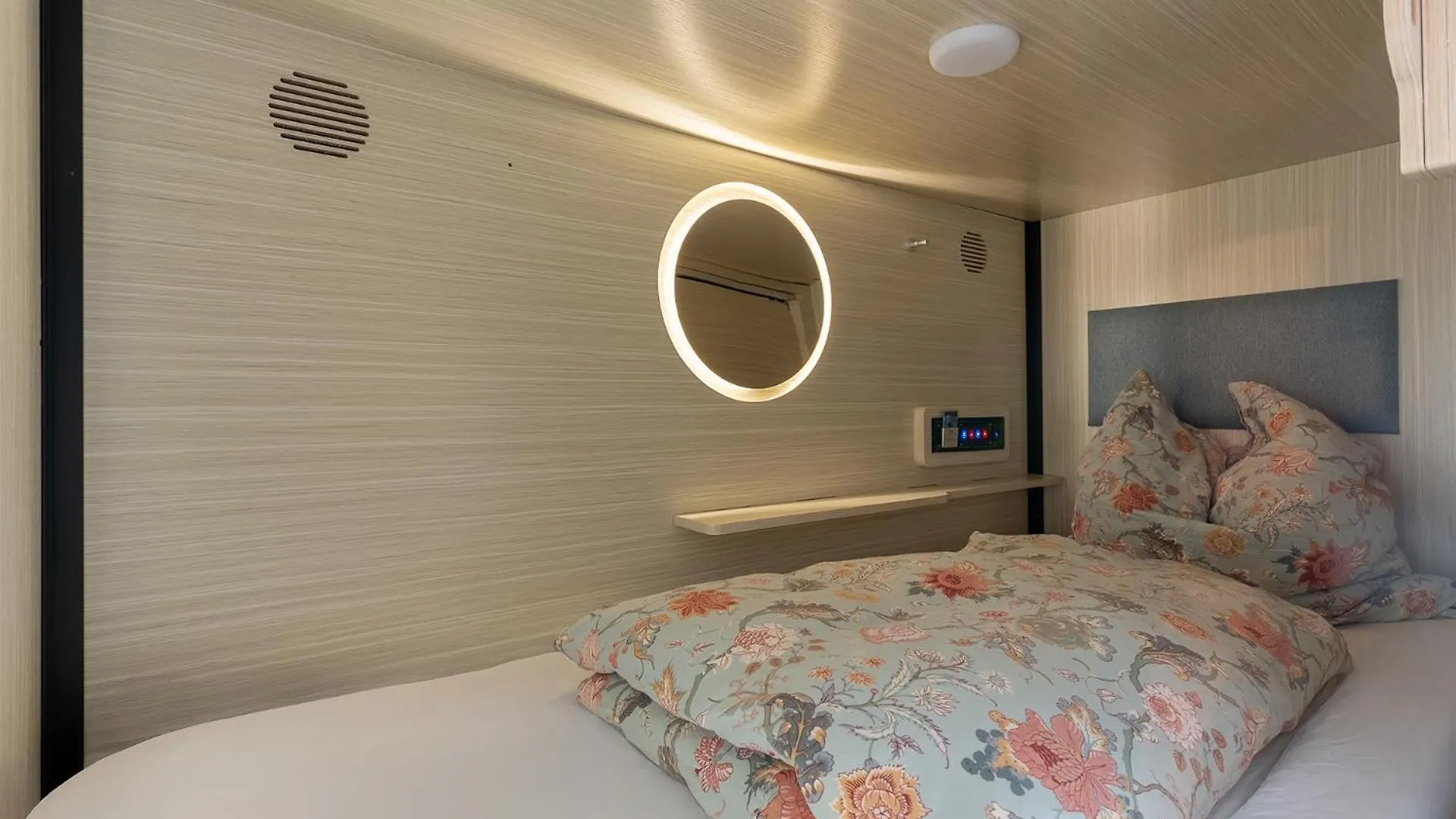 Mue Cubes - Capsule Hotel Basel 0*,