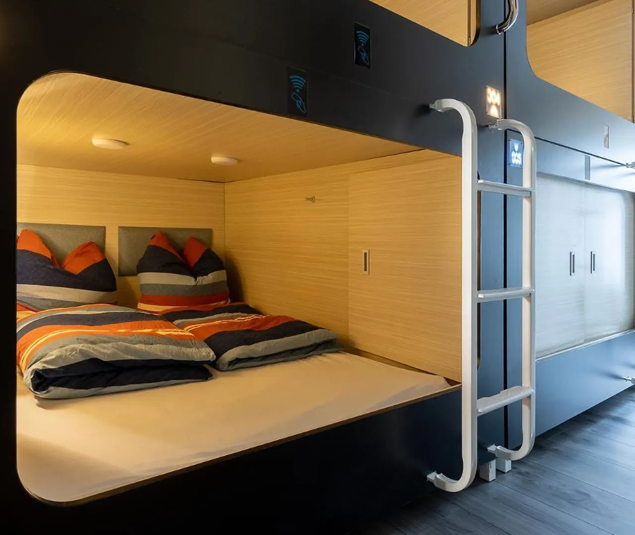 Mue Cubes - Capsule Hotel Basel 0*,  Schweiz